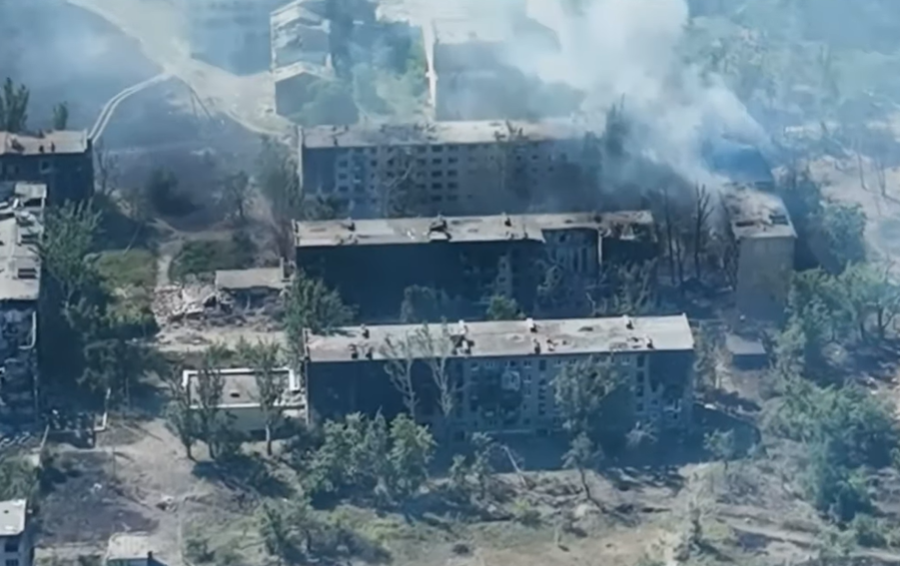 "Над головою ракети літають". Нацполіція показала, як проходить евакуація з Торецька (відео)